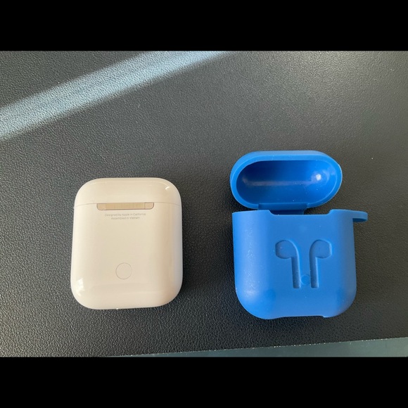 AirPods 2nd generation. With blue case and charger. - Picture 2 of 6